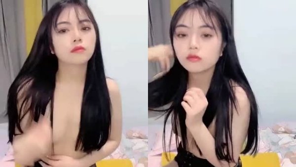 黑丝骚妹子淫声荡语撩骚互动玩奶扣逼道具自慰