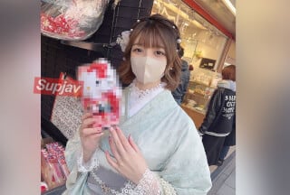 FC2PPV 3215955 初顔出し撮影!!本日限定1980pt!!僕が通っている青山の美人美容師に着物を着せて河川敷で野外フェラ&口内射精