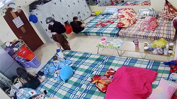 高端沐足店监控颜值身材极品的技师睡前换衣嬉闹十分养眼