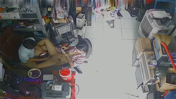 黑客破解网络摄像头监控偷拍电器维修点小夫妻在门店里啪啪